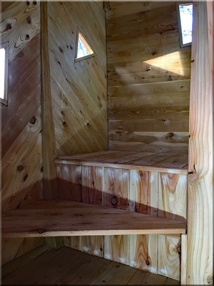 Großes Baumhaus mit drei Etagen und Rutsche